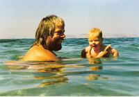 Daddy+Klein-Anton im Meer, Rhodos